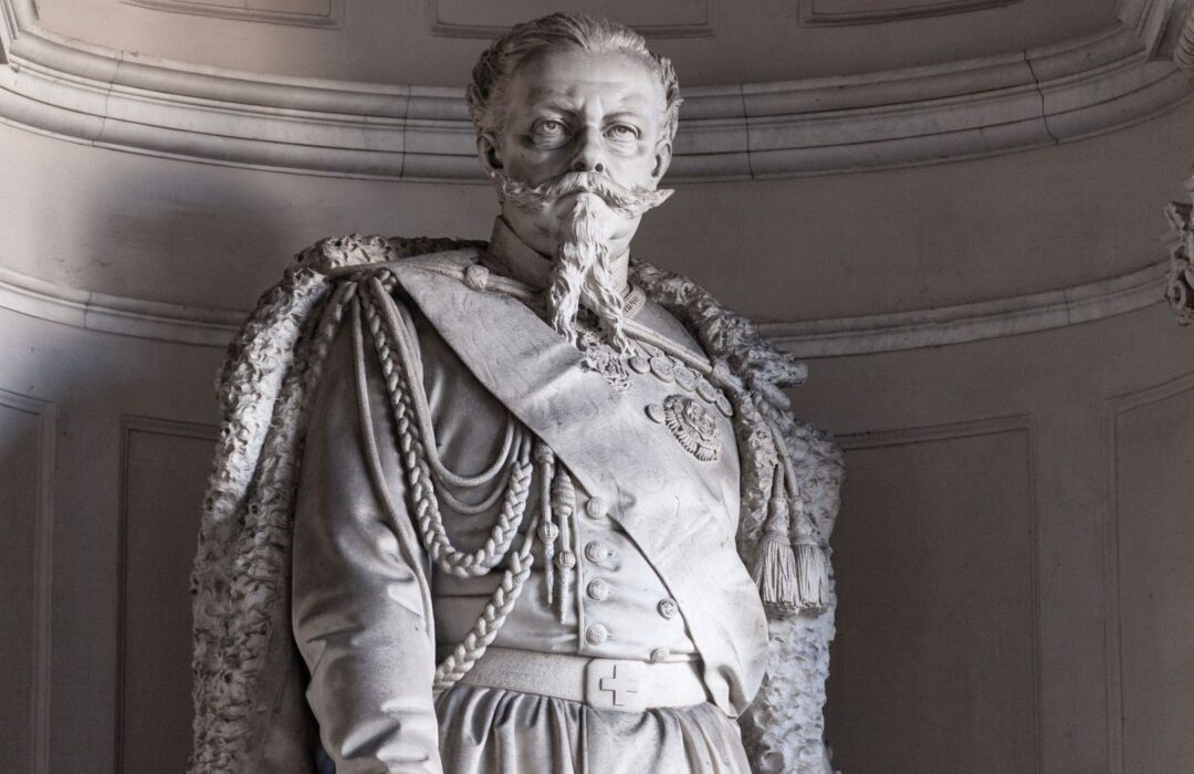 Marmeren standbeeld van koning Willem II in militair uniform