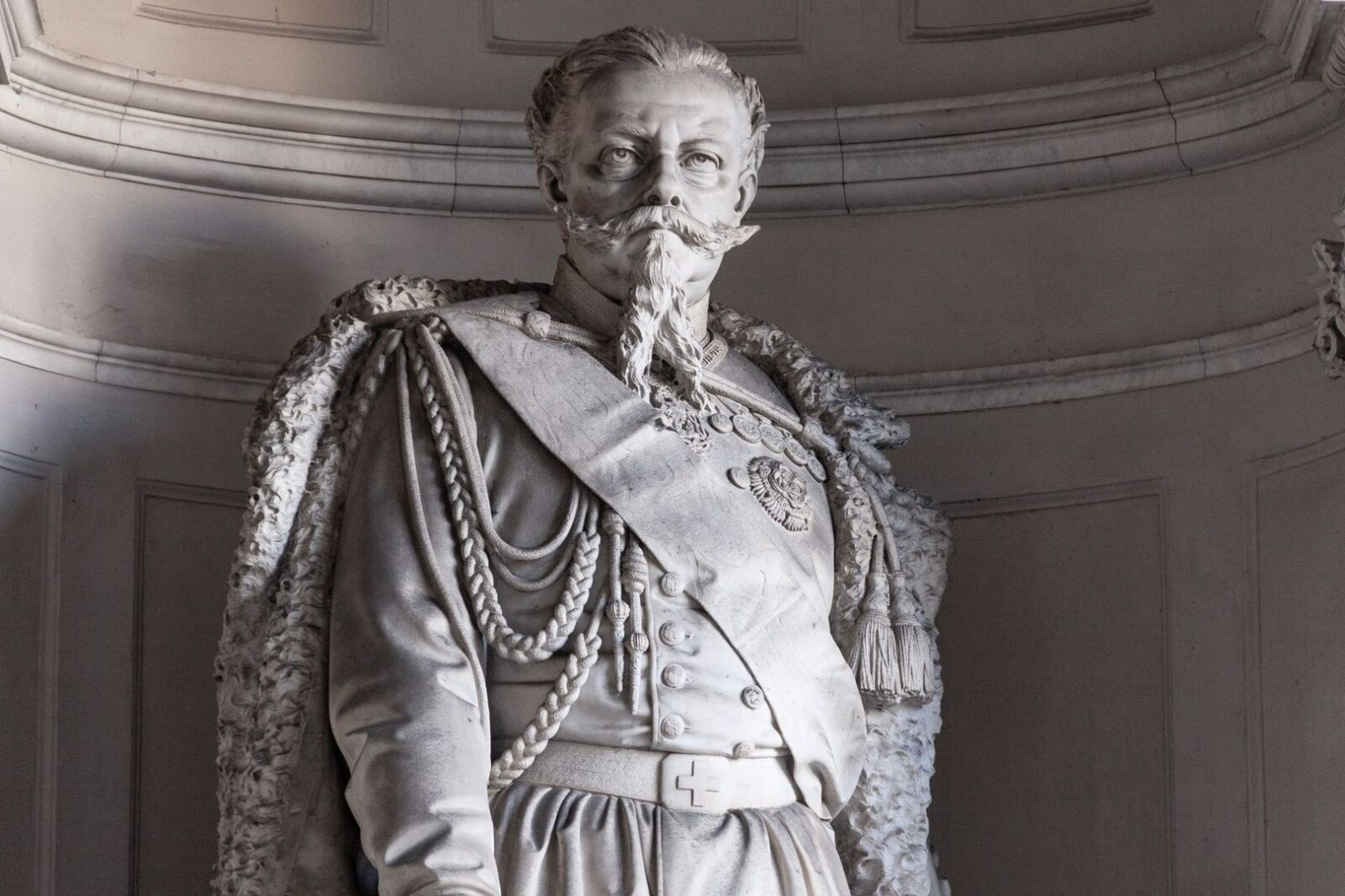 Marmeren standbeeld van koning Willem II in militair uniform
