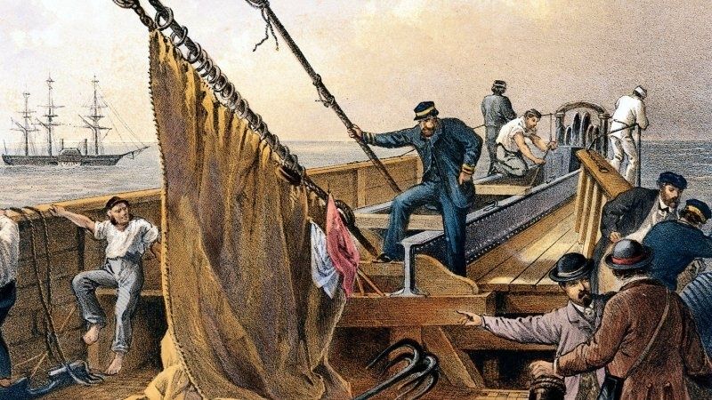 Historische telegraafkabel wordt vanaf een schip in zee neergelaten